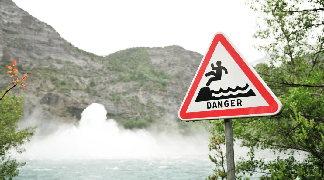 Lâcher d'eau à Serre-Ponçon (Hautes-Alpes)