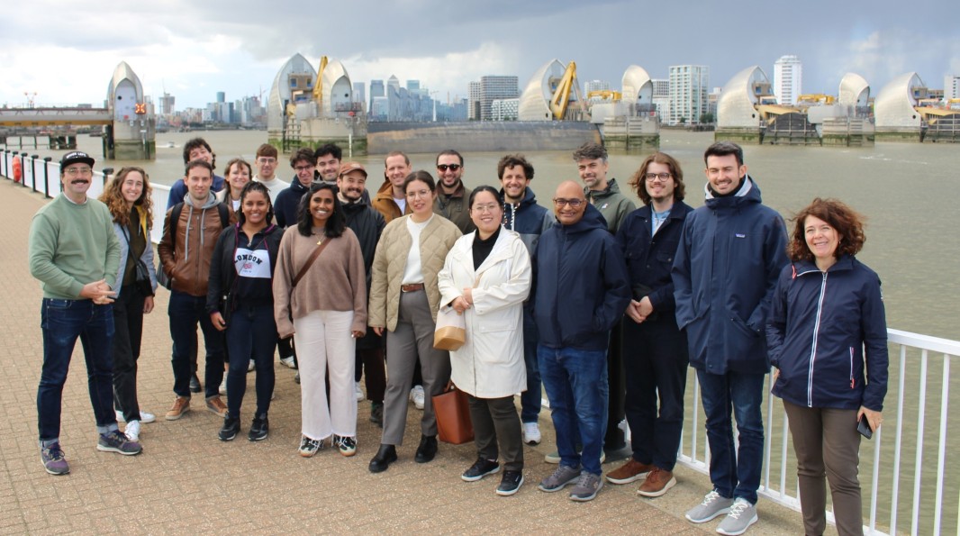 Photo de l'équipe Urbanomy en septembre 2024, devant la Barrière de la Tamise, lors d'un séminaire à Londres