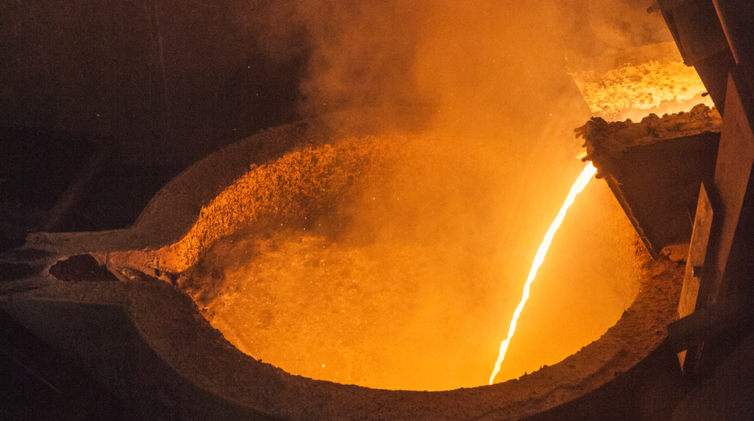 Transfert du métal en fusion du four à la poche à l'usine Centraco de Cyclife France, filiale du groupe EDF