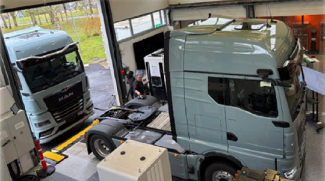 Test de bornes à recharge rapide pour poids lourds au laboratoire Mobilité électrique de la R&D d'EDF, sur le site des Renardières en Seine-et-Marne_crédit photo MAN Truck & Bus