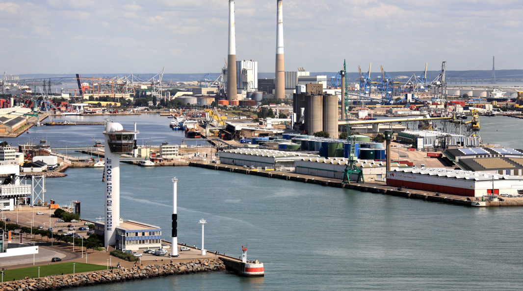 Vue aérienne du port du Havre et de la centrale thermique d'EDF