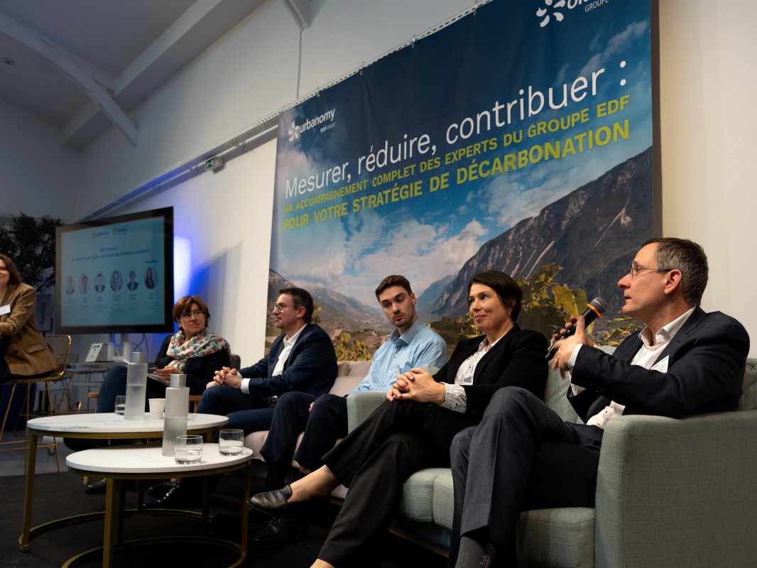 Photo de la deuxième table ronde des Climate Talks 2025, "Décarboner pour durer : construire des stratégies résilientes", avec l'ensemble des intervenants