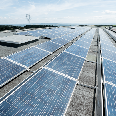 Panneaux photovoltaïques sur les toits des entrepôts de l'entreprise Ekibio, en Ardèche