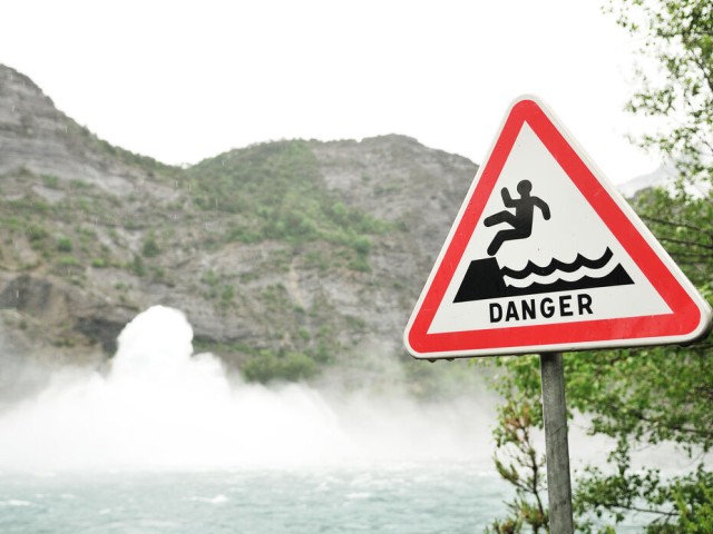 Lâcher d'eau à Serre-Ponçon (Hautes-Alpes)