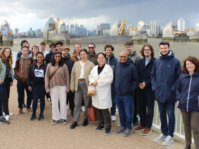Photo de l'équipe Urbanomy en septembre 2024, devant la Barrière de la Tamise, lors d'un séminaire à Londres