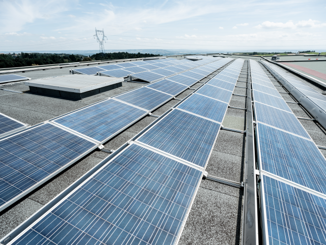 Panneaux photovoltaïques sur les toits des entrepôts de l'entreprise Ekibio, en Ardèche