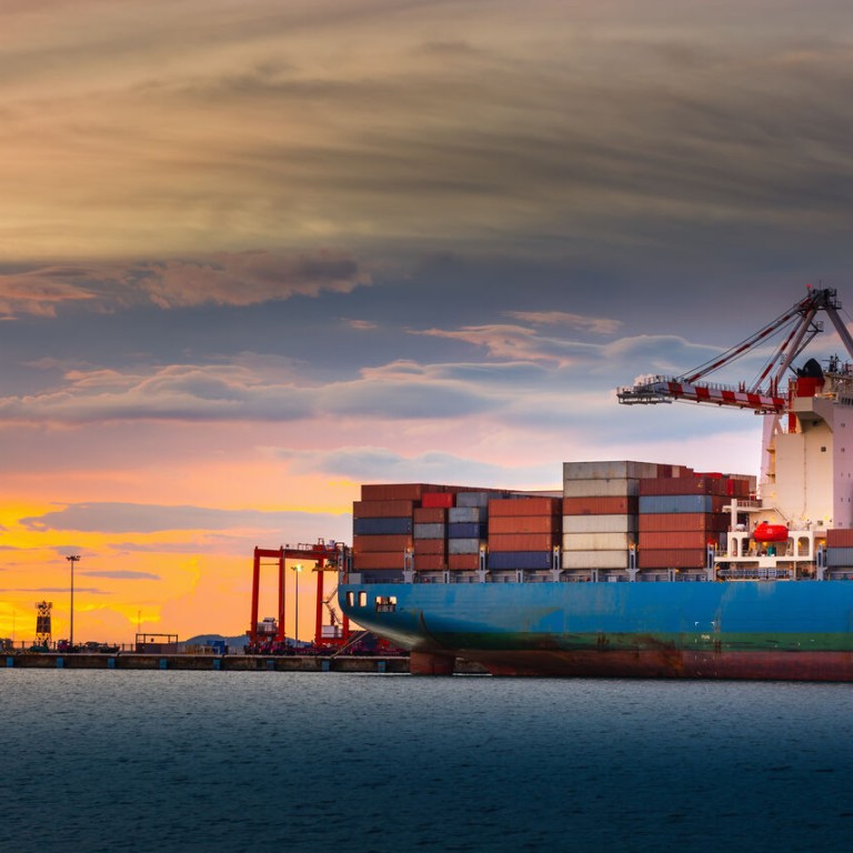 Illustration transport maritime : port, conteneurs, chantier naval, logistique, cargaison