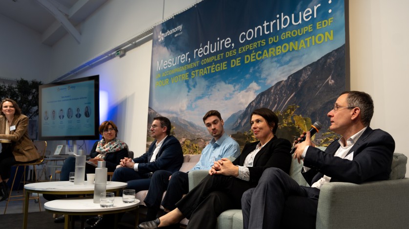 Photo de la deuxième table ronde des Climate Talks 2025, "Décarboner pour durer : construire des stratégies résilientes", avec l'ensemble des intervenants