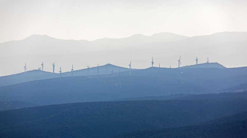 Ligne d'horizon et éoliennes de Roquefort des Corbières dans l'Aude