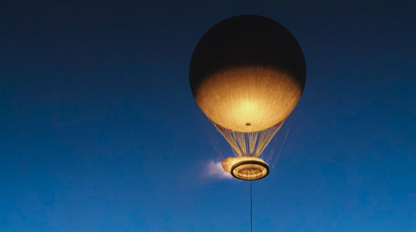 Envol de la vasque des Jeux Olympiques de Paris 2024 dans le ciel de la capitale française