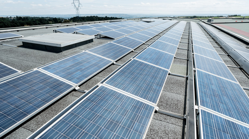 Panneaux photovoltaïques sur les toits des entrepôts de l'entreprise Ekibio, en Ardèche